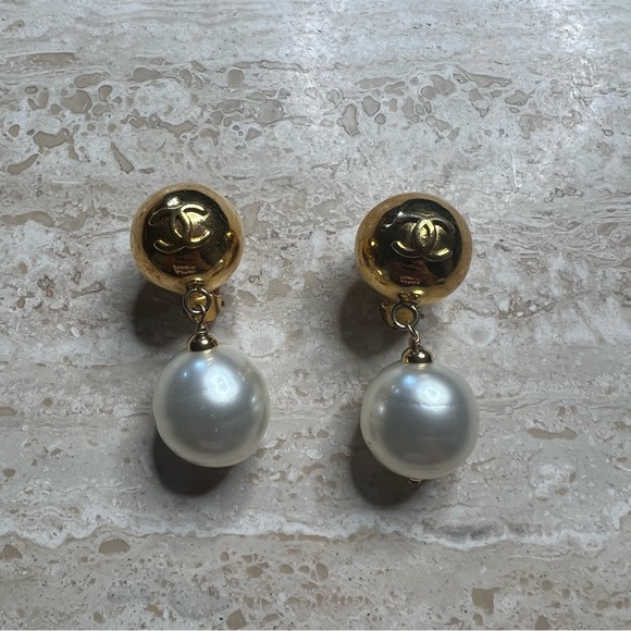 Chanel Gold Tone Sphere Faux Pearl Drop Clip-on Earrings (1980s) - Picture 1 of 3